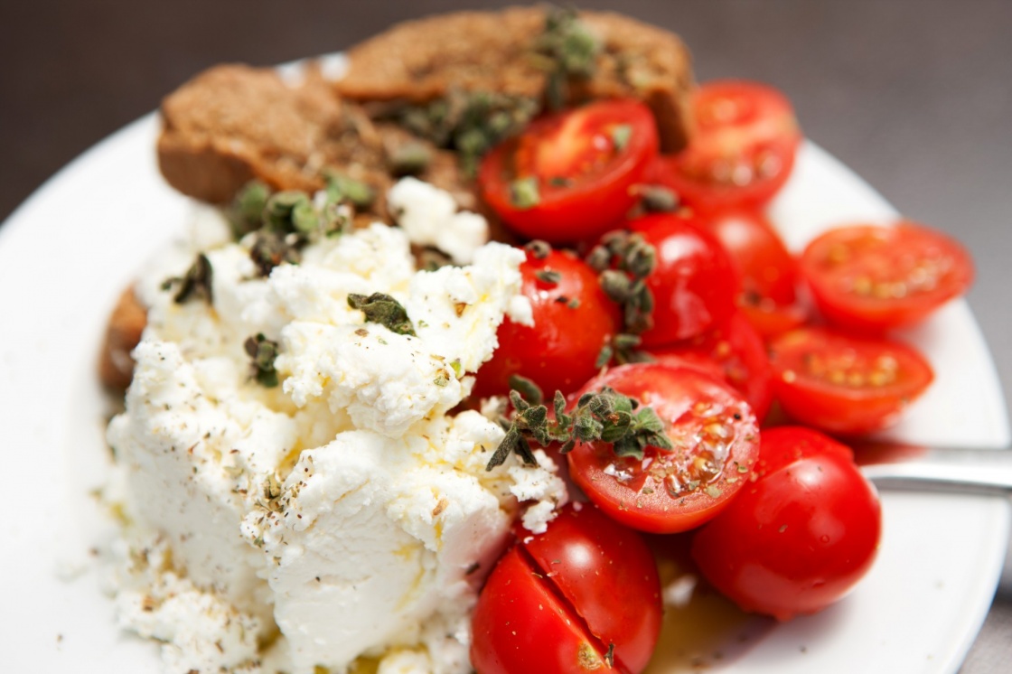 ' traditional Cretan salad with feta rusks and tomatoes closed up' - Kreta