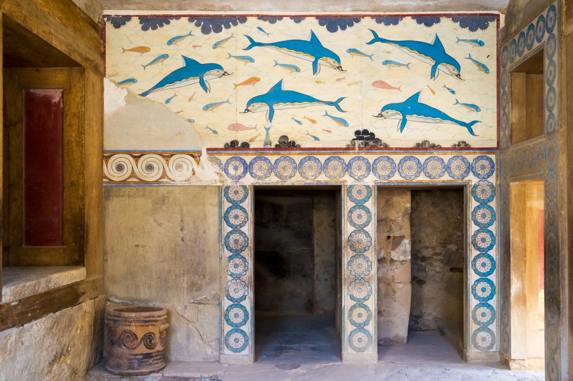'Colorfull frescoes at the well-preserved fountain building at the ancient site of Knossos at Crete - witness of the old minoan culture.' - Kreta